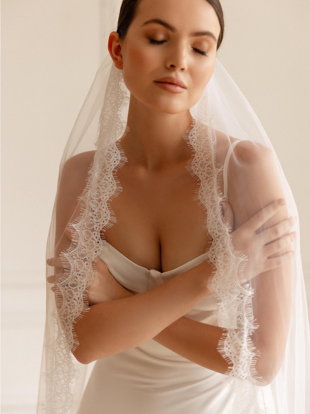 Biridal Chantilly lace cathedral veil (118 inches)